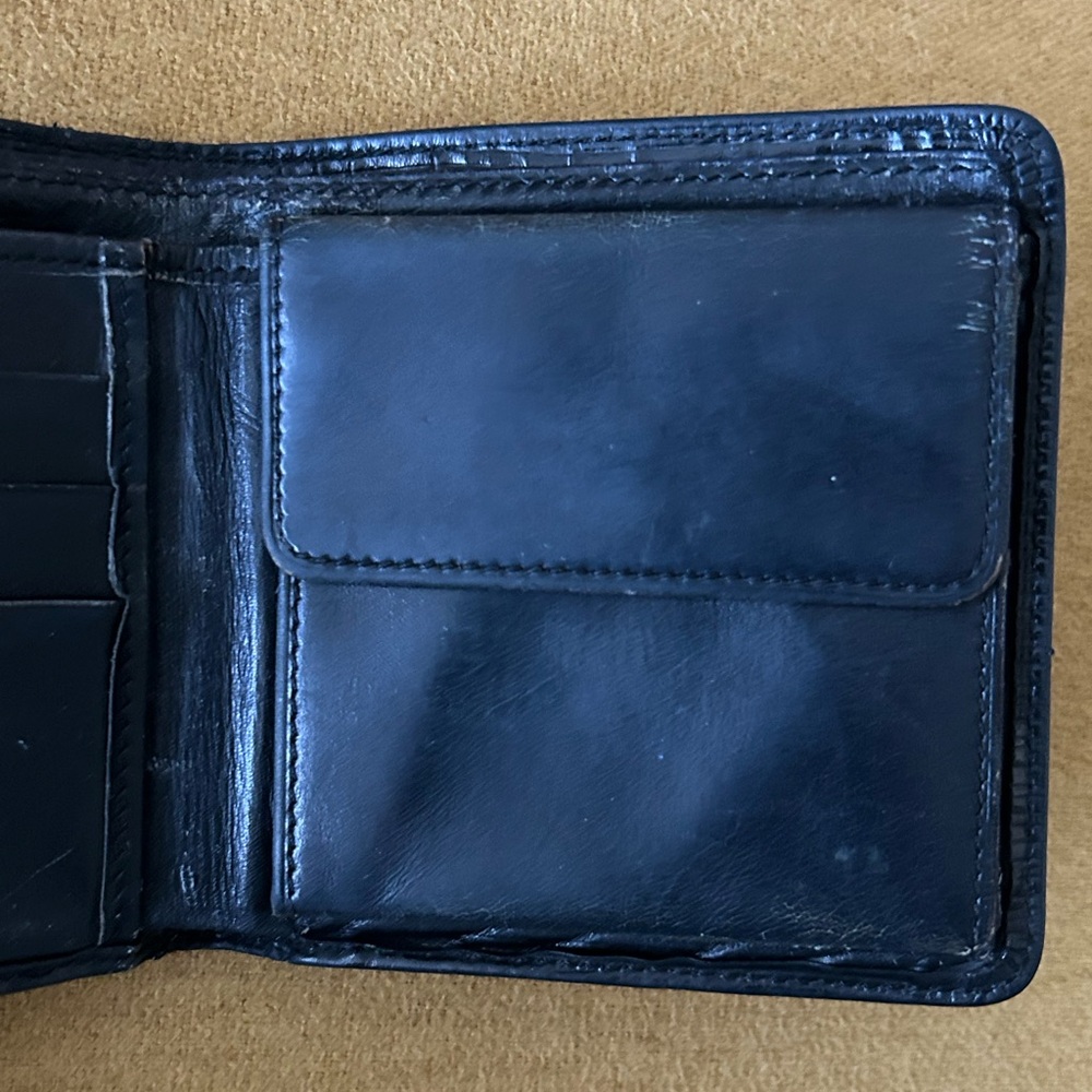 Louis Vuitton Epi Men’s Bi-Fold Wallet - Picture 4 of 13